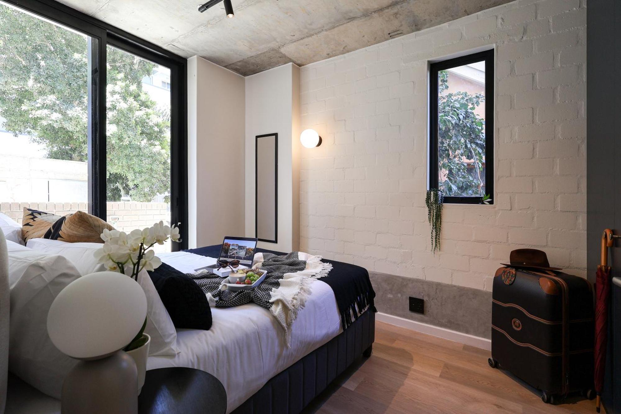 Apartment Three43 On B