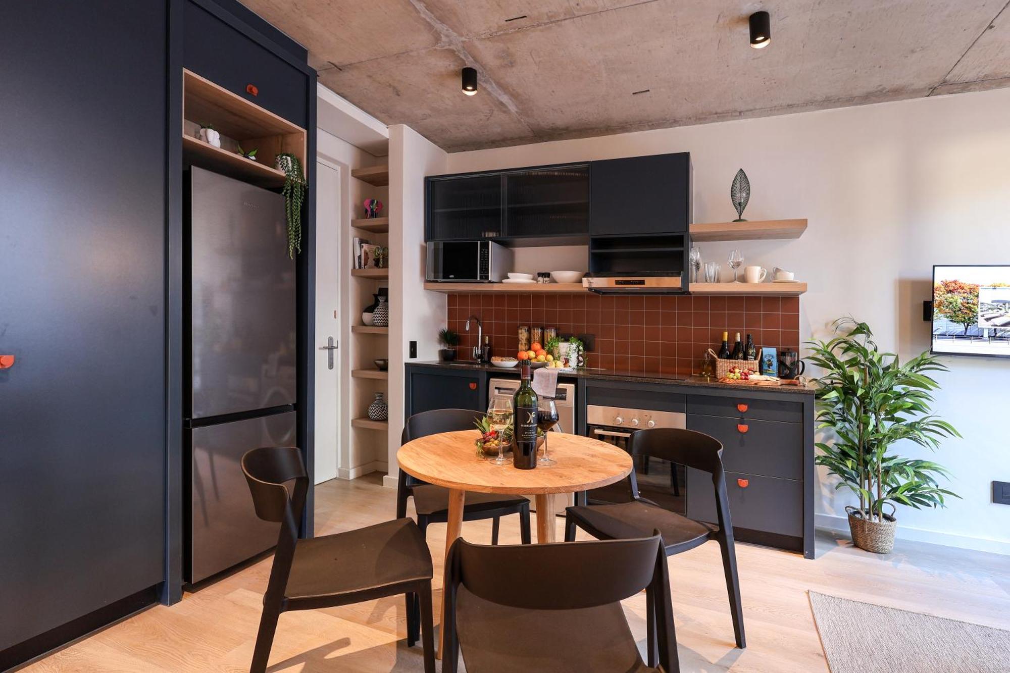 Apartment Three43 On B *