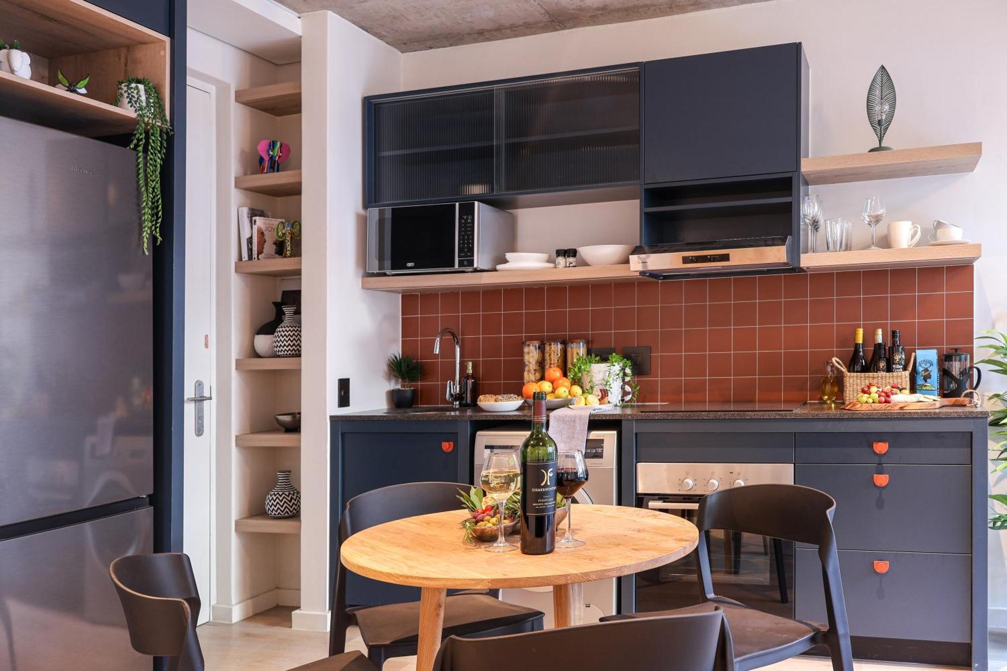 Apartment Three43 On B *